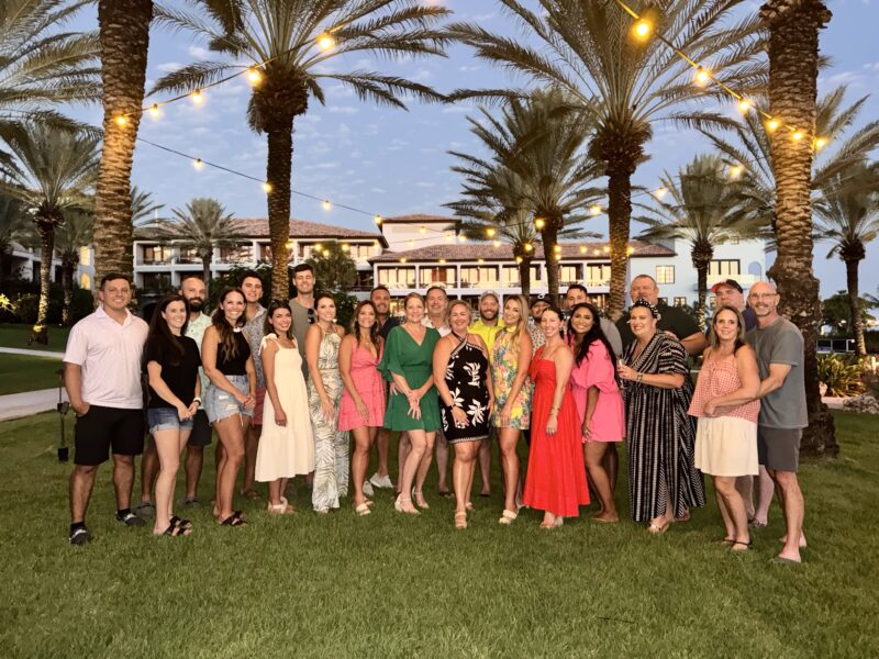Traveling Ears Vacations Group Trip Curaçao Large group photo of Traveling Ears Vacations 7th annual group trip with friends gathered at a luxury resort in Curaçao.