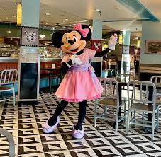Minnie Mouse at Hollywood & Vine dining in Disney’s Hollywood Studios wearing classic Hollywood glamour attire while greeting guests at character buffet experience in Walt Disney World