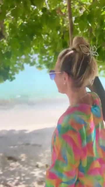 Reel cover: A Beach Glimpse from Mustique